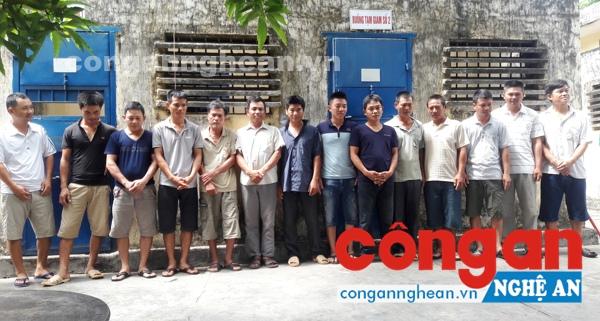 Các đối tượng đánh bạc được đưa về Công an thị xã để điều tra, làm rõ