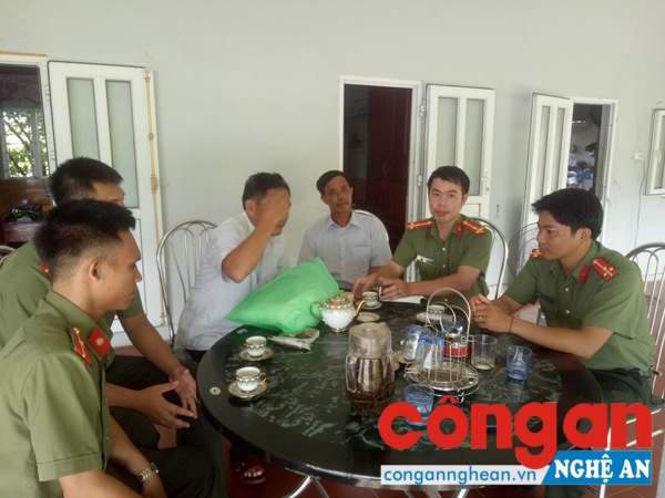 Tặng quà các gia đình chính sách tại Giáo xứ Lộc Mỹ, xã Nghi Quang
