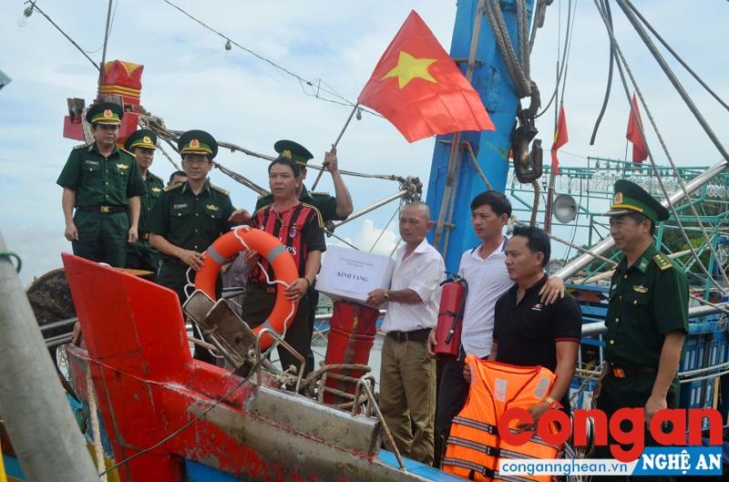 Trao tặng trang thiết bị cho ngư dân vươn khơi bám biển