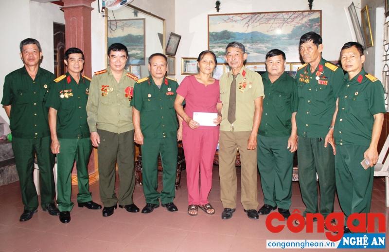 Thăm hỏi và tặng quà gia đình hội viên có hoàn cảnh khó khăn