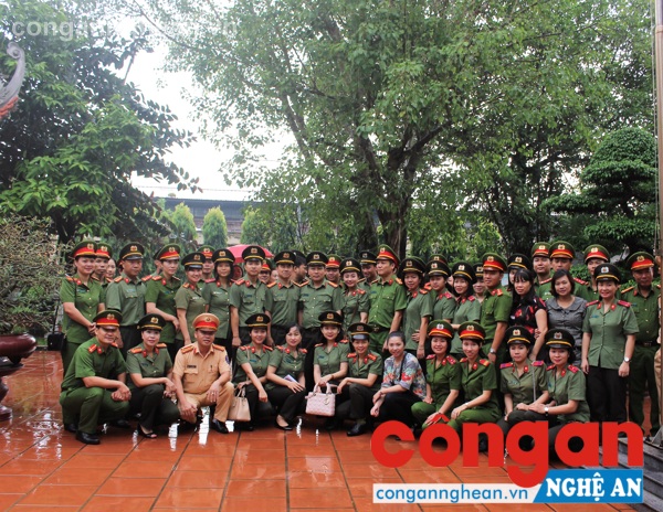 Đoàn dâng hoa, dâng hương tại đền thờ lãnh tụ Nguyễn Đức Cảnh (An Dương- TP Hải Phòng)