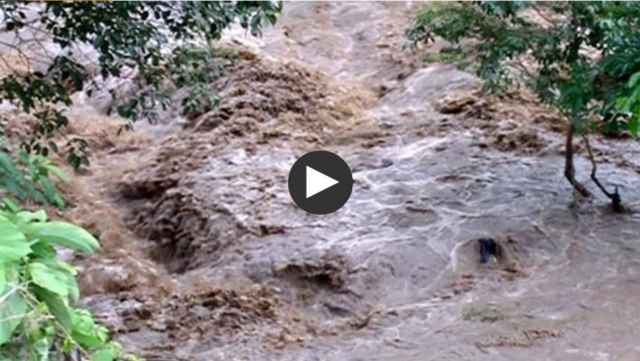 Clip lũ cuốn trôi 9 ngôi nhà ở Kỳ Sơn, Nghệ An
