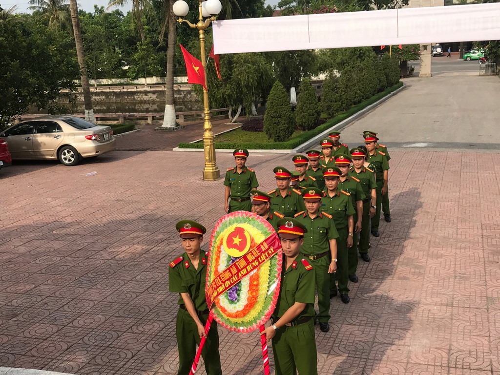 Phòng Cảnh sát thi hành án và hỗ trợ tư pháp dâng lẵng hoa tươi thắm lên các anh hùng liệt sỹ