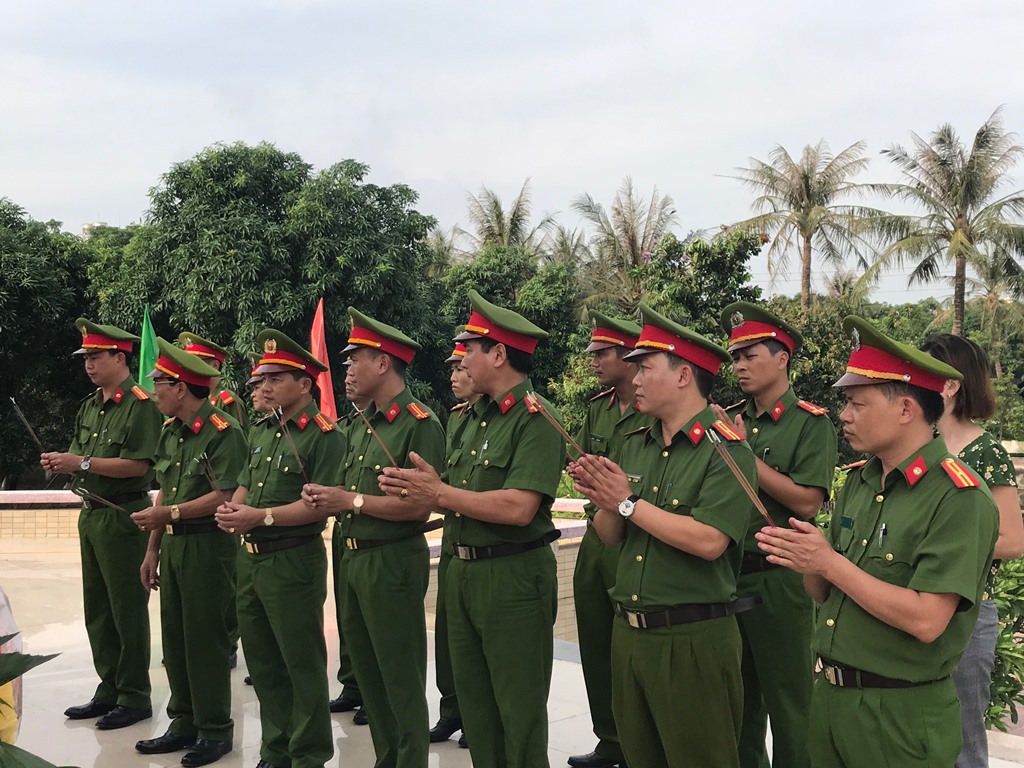 Đoàn thành kính dâng nén hương thơm bày tỏ lòng biết ơn và tri ân sâu sắc tới các anh hùng liệt sỹ