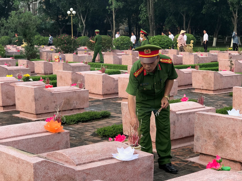Dâng hương tại các phần mộ anh hùng liệt sỹ
