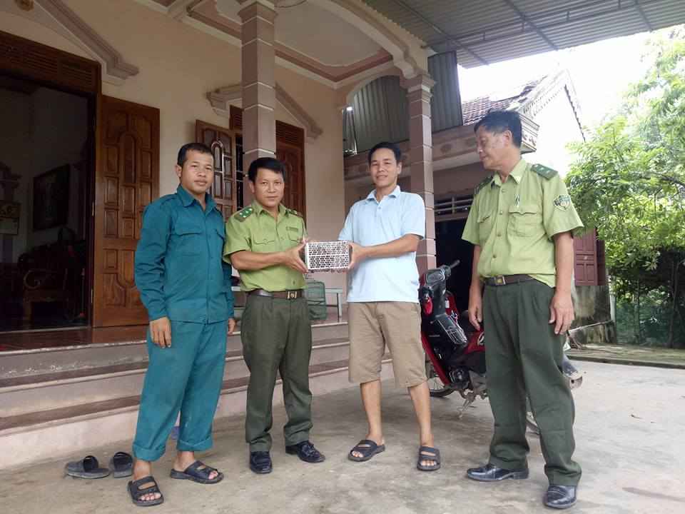 Gia đình bàn giao cho Kiểm lâm để thả về rừng