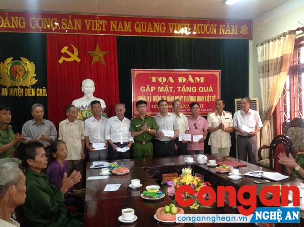 Tọa đàm gặp mặt thân nhân và các thương bệnh binh trong lực lượng CAND, bà mẹ VNAH trên địa bàn huyện