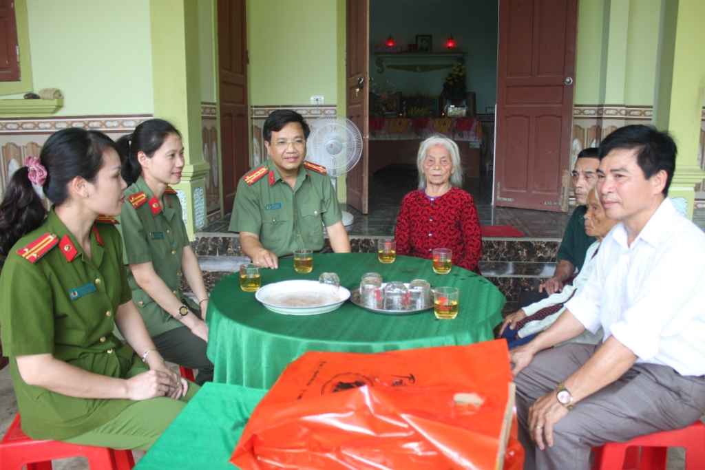 Công an Nghệ An: Thăm, tặng quà nhân ngày thương binh, liệt sỹ