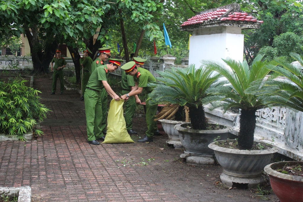 Đoàn viên thanh niên thu dọn vệ sinh tại nghĩa trang liệt sỹ
