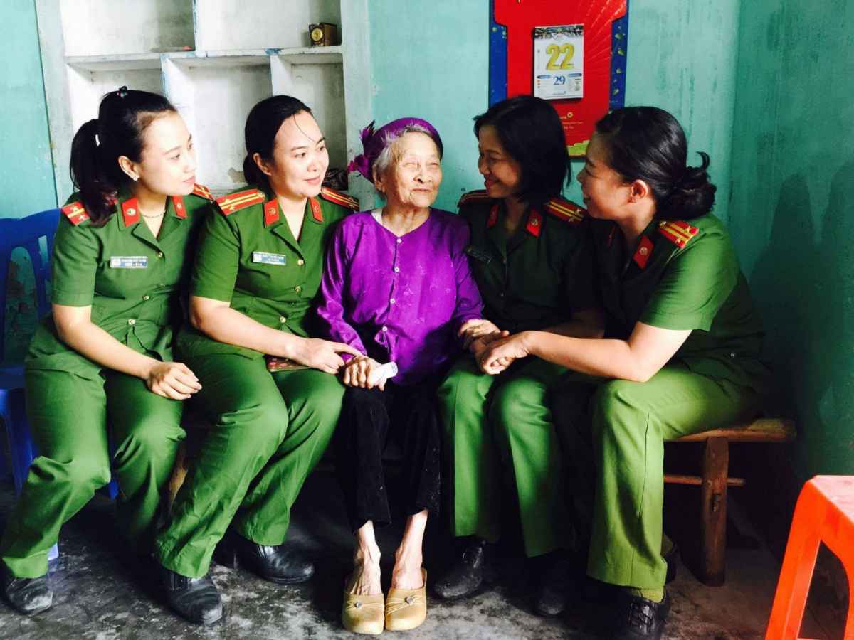 Đến nhà làm CMND cho thương bệnh binh, mẹ Việt Nam anh hùng