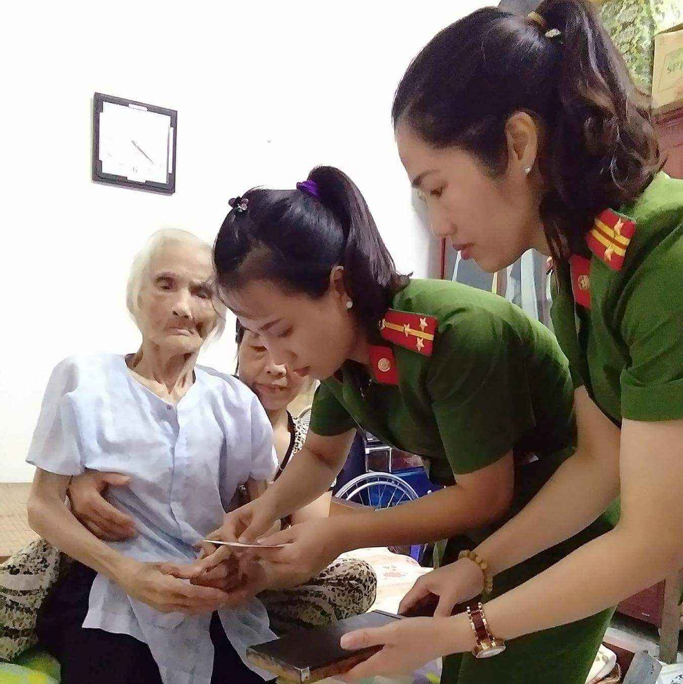 Lăn tay, làm lại CMND cho mẹ Việt Nam anh Hùng Lê Thị Xân