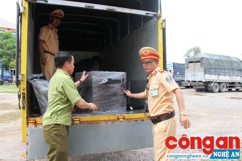 Trạm CSGT Diễn Châu bàn giao lô hàng điện tử không rõ nguồn gốc cho Đội cơ động, Chi cục QLTT để xử lý theo quy định của pháp luật