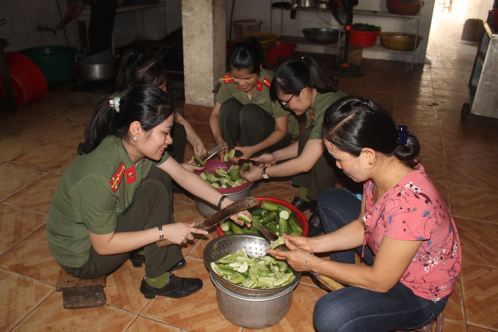 Từ sáng sớm đoàn viên thanh niên Công an tỉnh đã chuẩn bị nguyên vật liệu tươi ngon nhất để chuẩn bị bữa ăn cho thương bệnh binh