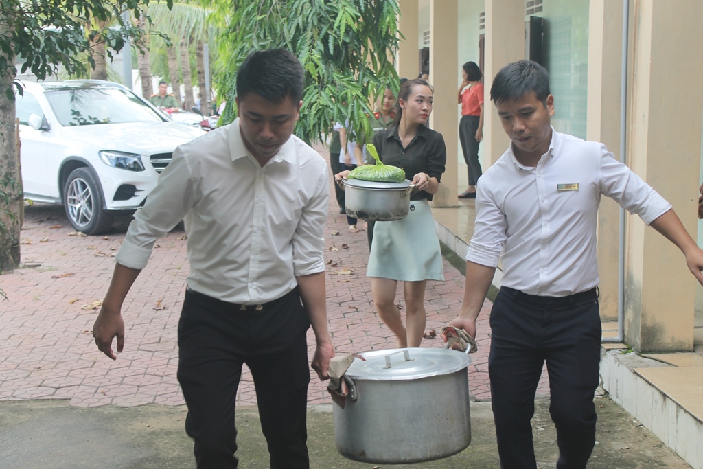 Dịp này Đoàn thanh niên đơn vị đã nấu hơn 200 suất cho thương bệnh binh và đội ngũ cán bộ, y bác sỹ tại Trung tâm