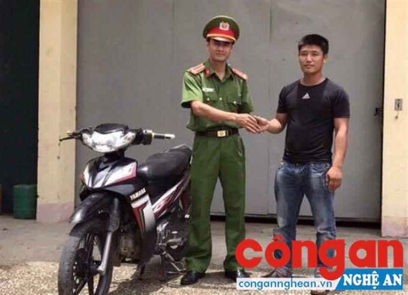 Công an TX Hoàng Mai trao trả tài sản cho người bị hại