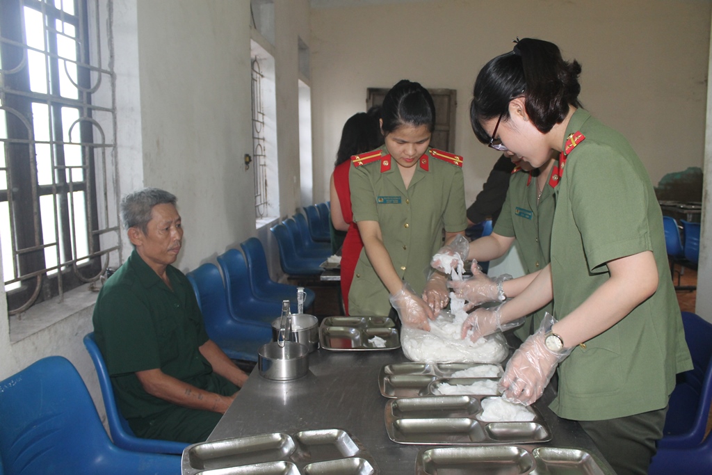 Thay vì cơm trắng, các thương bệnh binh được đổi món bánh mướt (cuốn)