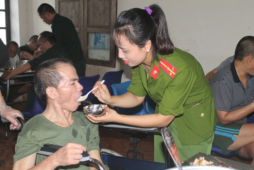 Đoàn viên thanh niên nấu cơm chăm sóc thương bệnh binh