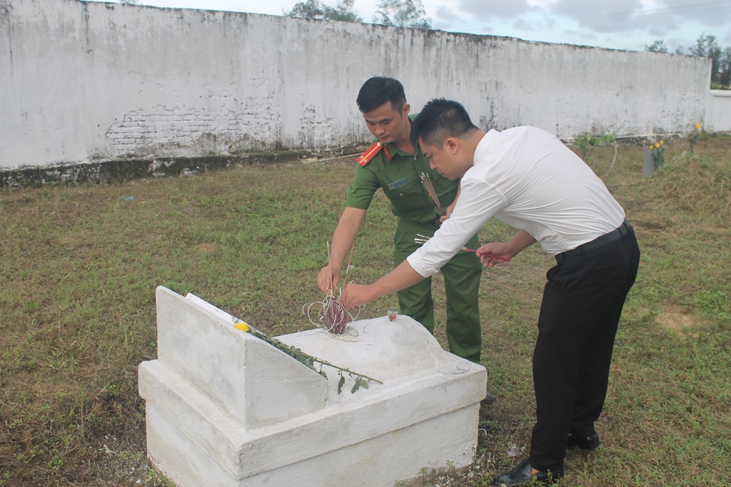 Đoàn đã tới dâng hương hoa, dâng hương tại nghĩa trang nơi chôn cất các thương bệnh binh điều trị tại trung tâm sau khi qua đời