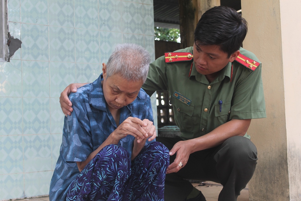 Thăm hỏi động viên các thương bệnh binh