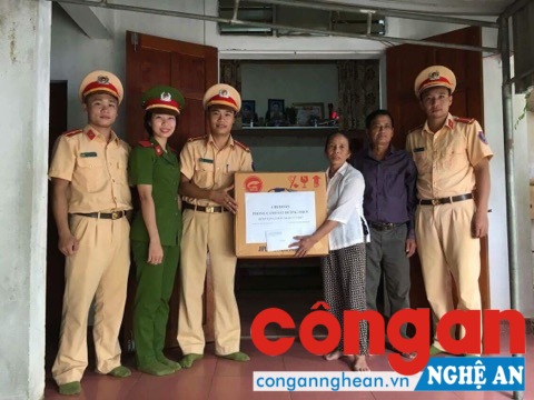 Cùng ngày, Đoàn thanh niên Phòng Cảnh sát đường thủy đã thăm hỏi, tặng quà cho 3 gia đình thương binh, liệt sĩ và gia đình chính sách trên địa bàn xã Hưng Hòa. 