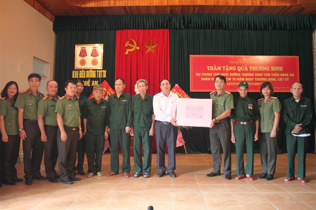 Tặng quà cho các thương binh