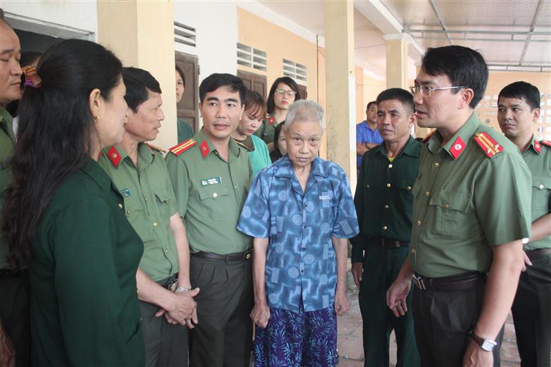 Cục Tham mưu Hậu cần - Kĩ thuật thăm tặng quà thương bệnh binh