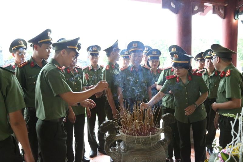 Đoàn thanh niên, Hội phụ nữ Đoàn thanh niên, Hội phụ nữ Cục Quản lý xây dựng cơ bản và Doanh trại Tổng cục Hậu cần kỹ thuật – Bộ Công an thắp hương tại phần mộ các anh hùng, liệt sĩ thanh niên xung phong