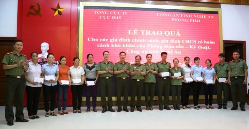 Tặng quà cho gia đình chính sách, gia đình CBCS Phòng Hậu cần kỹ thuật có hoàn cảnh khó khăn