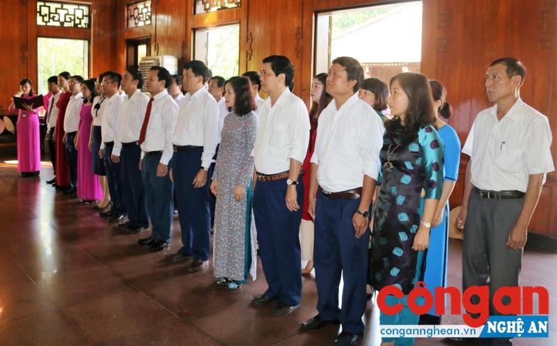 Dâng hoa, dâng hương tại Khu di tích Kim Liên