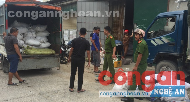 Đội CS Môi trường CATP Vinh tiến hành kiểm tra tại kho hàng 