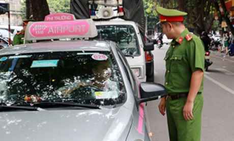 Vi phạm giao thông, tài xế taxi 'cố thủ' trong xe