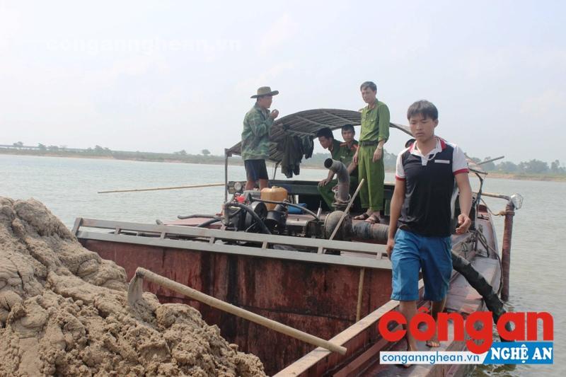 Đấu tranh quyết liệt với hoạt động khai thác cát trái phép trên sông Lam