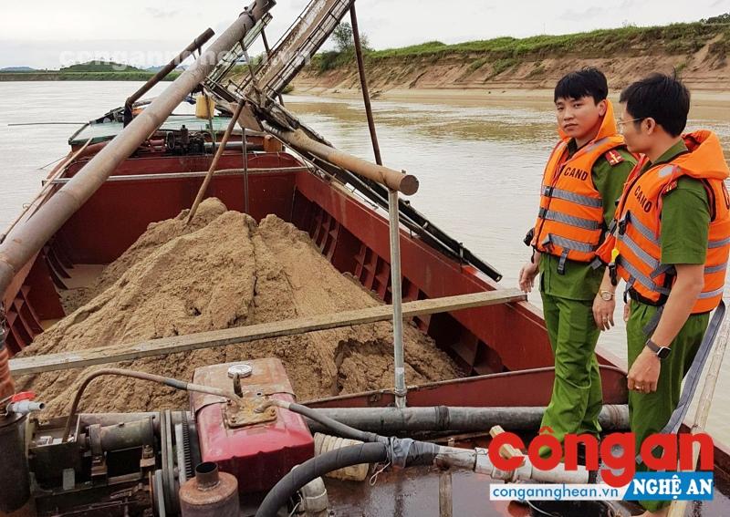 Phòng Cảnh sát Môi trường bắt, xử lý tàu khai thác cát trái phép