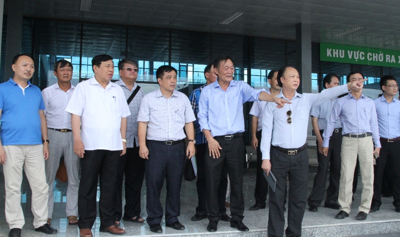 Chủ tịch UBND tỉnh Nghệ An Nguyễn Xuân Đường tham quan cơ sở hạ tầng Bến xe miền Trung.