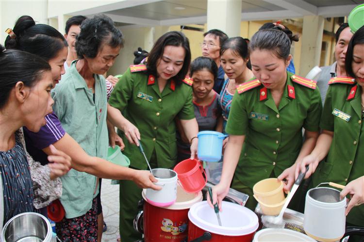 Hơn 400 suất cháo đến với bệnh nhân ung bướu