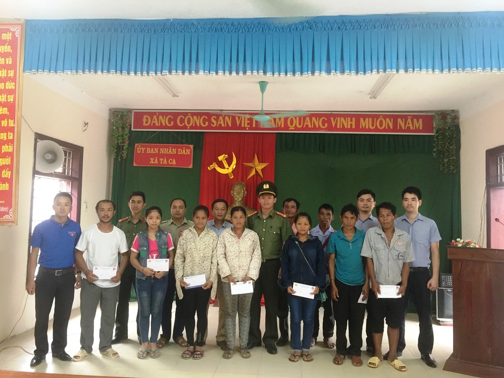 Thăm, tặng quà các gia đình bị thiệt hại do lũ lụt tại Tà Cạ, Kỳ Sơn