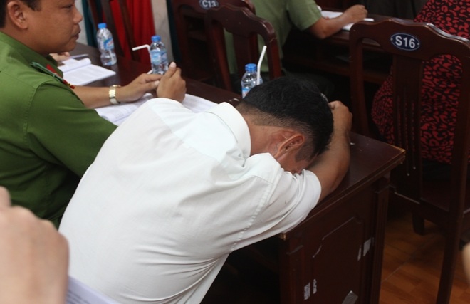 Anh Đ.K. gục xuống bàn xúc động khi nói về nỗi đau con gái bị hàng xóm hiếp dâm.