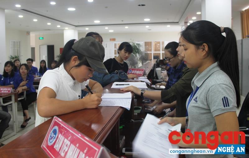 Thí sinh đăng ký làm thủ tục nhập học tại Trường Đại học Vinh