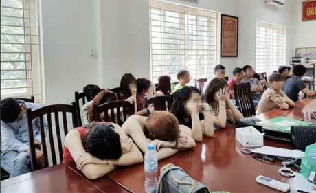 Hàng chục 'nam thanh, nữ tú' phê ma túy trong quán karaoke