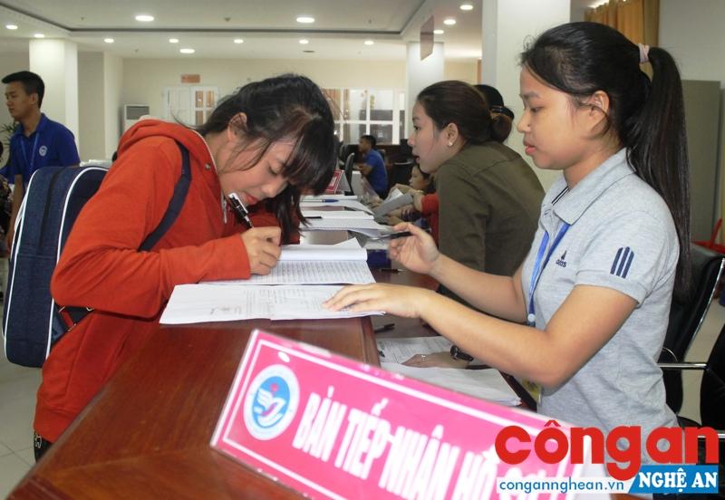 Điểm chuẩn vào các trường sư phạm thấp kỷ lục: Vì đâu nên nỗi?