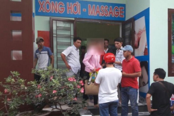 Hai cô gái P.T.H và L.T.H được giải cứu khỏi cơ sở massage.
