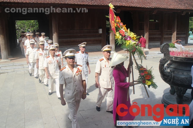 Dâng hoa, dâng hương tưởng niệm tại Khu di tích Kim Liên