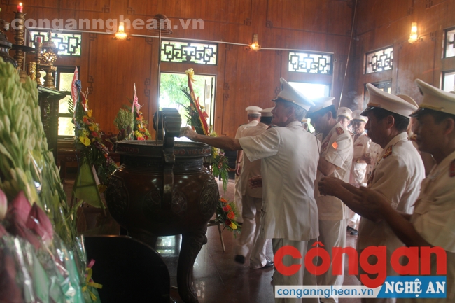 CLB Công an hưu trí TP Vinh dâng hoa, dâng hương lên Bác