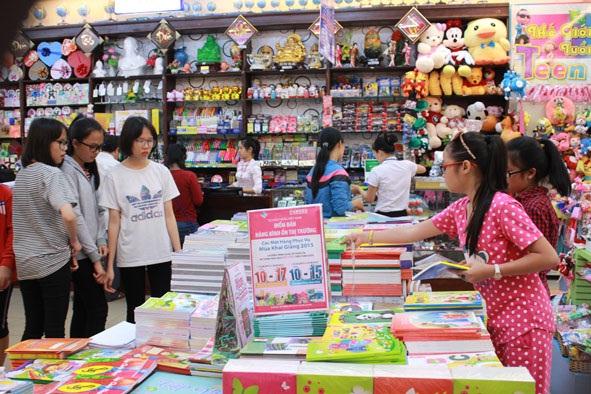 Sôi động thị trường đồ dùng học tập trước năm học mới