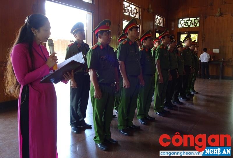 Dâng hoa báo công nhân kỷ niệm Ngày truyền thống lực lượng Công an nhân dân