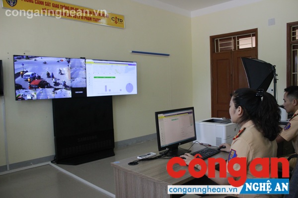 Cảnh sát giao thông Công an Nghệ An kiểm tra hình ảnh được trích xuất từ camera giao thông