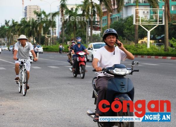 Cần xử lý nghiêm hành vi sử dụng điện thoại khi lái xe