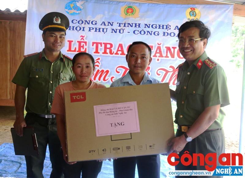 Công an Nghệ An trao tặng 'Mái ấm tình thương' cho phụ nữ nghèo