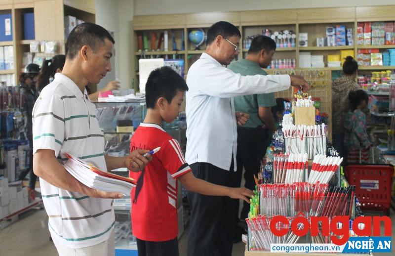 Sôi động thị trường sách giáo khoa đầu năm học mới