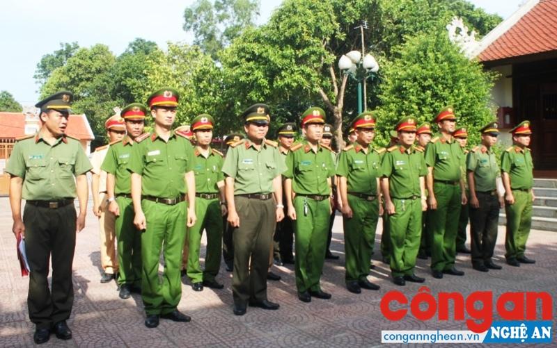 Công an huyện Quỳ Hợp dâng hoa tại Nhà tưởng niệm đồng chí Trần Quốc Hoàn